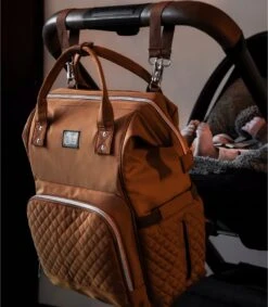 NanaBeebi Luiertas Rugzak Met Verschoonmatje - Cognac - Inclusief Flessenwarmhouder - Kinderwagenhaken En Isoleervak -Auto Zit Verkoop 1048x1200
