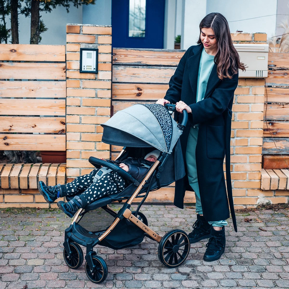MoMi Wandelwagen - Compacte Lichtgewicht Buggy - Estelle Dakar Met XXL Wielen & Zonnekap - Leopard - Grijs-Goud (geschikt Van 6mnd - 22kg) 11 MoMi Wandelwagen - Compacte Lichtgewicht Buggy - Estelle Dakar Met XXL Wielen & Zonnekap - Leopard - Grijs-Goud (geschikt Van 6mnd - 22kg) - Afbeelding 9