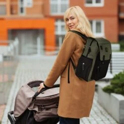 Brisby Slijtvaste Luiertas – Verzorgingstas - Two Tone Groen En Zwart - Inclusief Verschoonmatje - Isoleervakken - Met Geïntegreerde Kinderwagen Haken -Auto Zit Verkoop 1200x1200 365