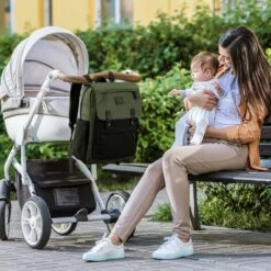 Brisby Slijtvaste Luiertas – Verzorgingstas - Two Tone Groen En Zwart - Inclusief Verschoonmatje - Isoleervakken - Met Geïntegreerde Kinderwagen Haken -Auto Zit Verkoop 1200x1200 368