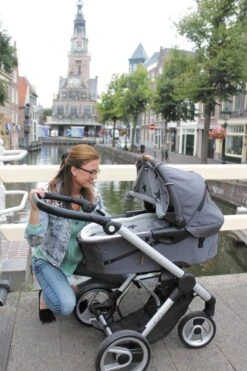 Dooky Universal Cover Zonnescherm Kinderwagen - Grey Stars 24 Dooky Universal Cover Zonnescherm Kinderwagen - Grey Stars -Auto Zit Verkoop 799x1200 4