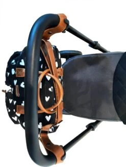 Kidzroom Black And White Luiertas - Zwart - Ophanglussen Kinderwagen - Verschoonmatje - Verstelbare Schouderband -Auto Zit Verkoop 911x1200